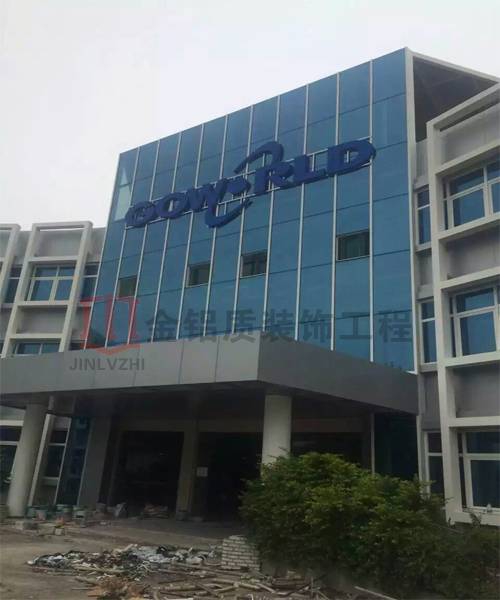 這是前門利用鋁單板裝飾而成的，是不是很高大上呢